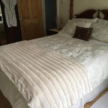 Bed & Breakfast Strawberry Moon *